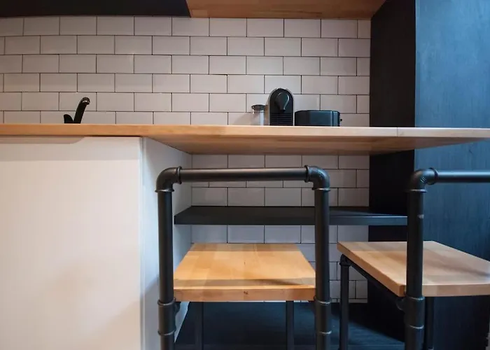 Retro Midtown Apartment