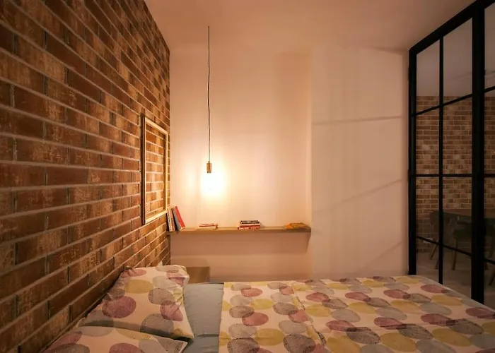 Retro Midtown Apartment